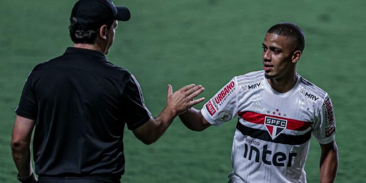 Fernando Diniz conversa com Brenner, e Vasco tenta empréstimo junto à Udinese