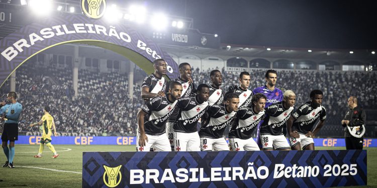 Beşiktaş mantém interesse em lateral titular do Vasco