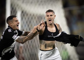 Cerro Porteño impõe prazo por Vegetti, e Vasco aguarda decisão do camisa 99