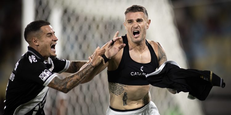 Cerro Porteño impõe prazo por Vegetti, e Vasco aguarda decisão do camisa 99