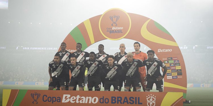 Clubes italianos preparam propostas entre 3 e 4 milhões de euros por titular do Vasco