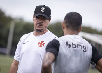 Diniz escala Vasco para a estreia do Carioca