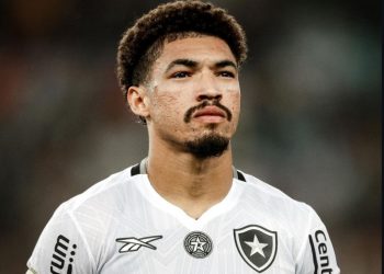 Adryelson recusa proposta da Europa; Vasco monitora situação do zagueiro