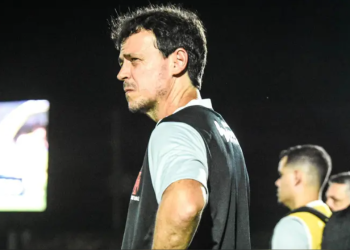 Fernando Diniz defende seu estilo de jogo no Vasco: "Não podemos abrir mão só porque errou"