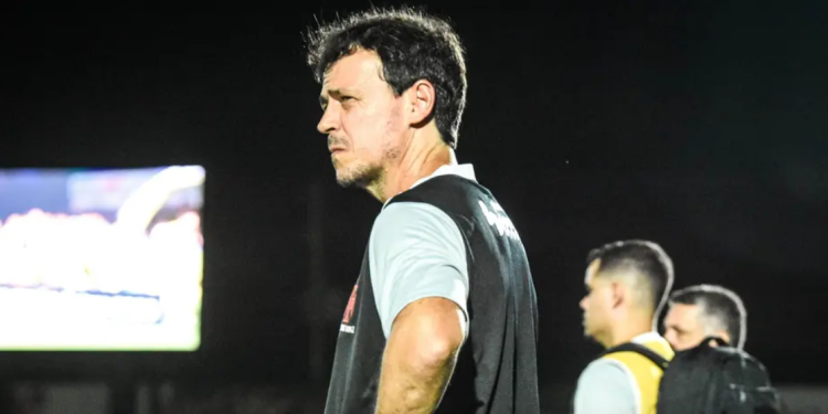 Fernando Diniz defende seu estilo de jogo no Vasco: "Não podemos abrir mão só porque errou"
