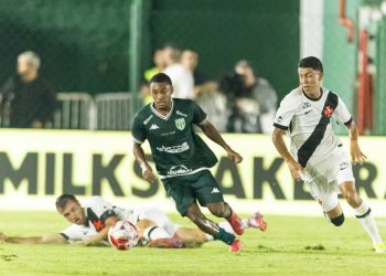 Diniz analisa vitória do Vasco e elogia destaques