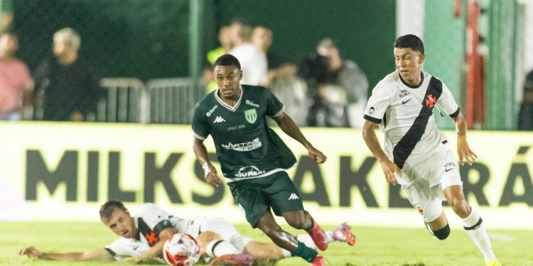 Diniz analisa vitória do Vasco e elogia destaques