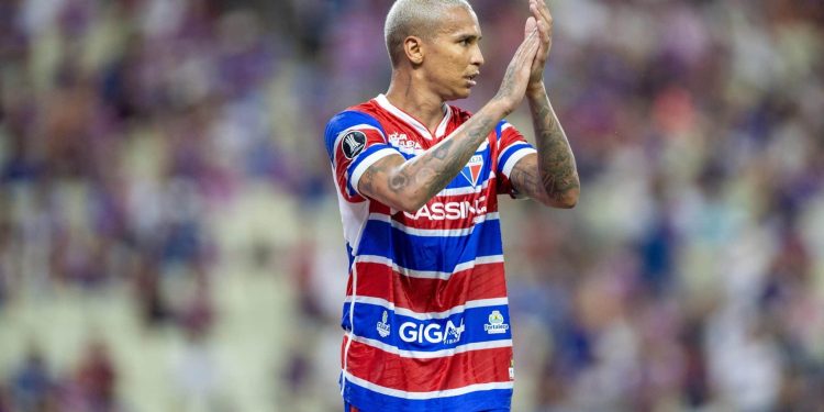 Em busca do 9, Vasco monitora Deyverson