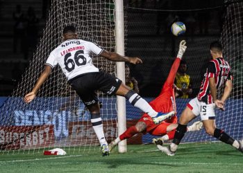 Fernando Diniz pede permanência de Leandrinho e Vasco avalia renovação