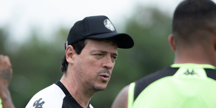 Lateral ''esquecido'' do Vasco pode ganhar espaço com Diniz no Campeonato Carioca