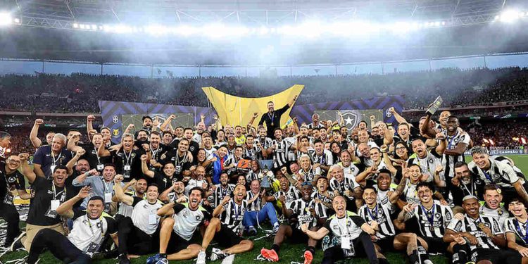 Vasco demonstra interesse em ex-Botafogo, campeão brasileiro e da Libertadores