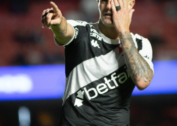 Vasco monitora atacante argentino como possível substituto de Vegetti