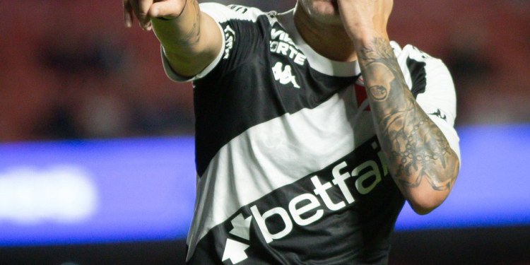 Vasco monitora atacante argentino como possível substituto de Vegetti