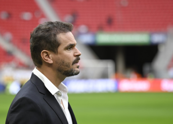 Vasco quer contratar atacante de peso após vender Rayan