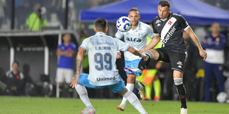 Vasco apresenta proposta por atacante do Grêmio