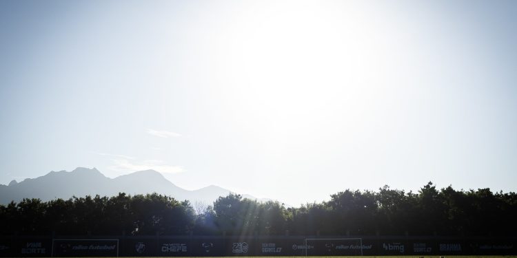 Ligação inesperada e visita ao CT marcam bastidores da saída de Diniz do Vasco