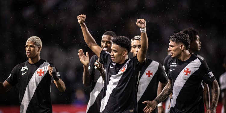 Vasco acerta empréstimo de meia ao CRB