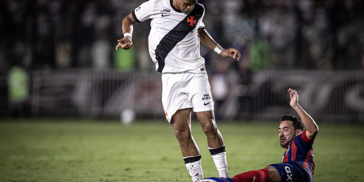 Vasco entra em campo pressionado após semana explosiva
