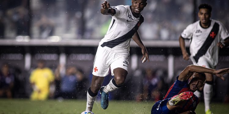 Volante tem lesão detectada e desfalca o Vasco no clássico