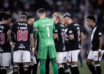 Titular deve ser barrado e Vasco terá mudanças importantes contra o Santos