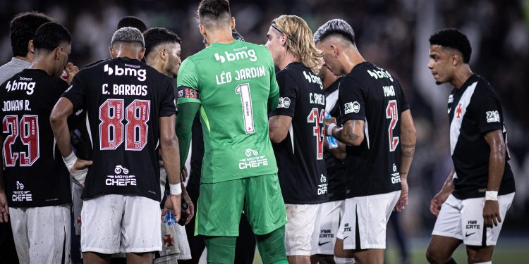 Titular deve ser barrado e Vasco terá mudanças importantes contra o Santos
