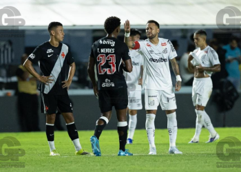 Thiago Mendes critica arbitragem após derrota: “Foi um apito só para o Neymar”