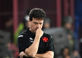 Diniz se irrita após derrota para o Bahia e discute com jornalista em coletiva no Vasco