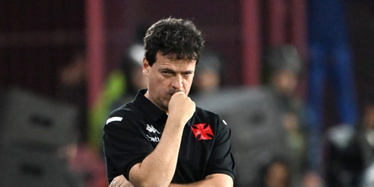 Diniz se irrita após derrota para o Bahia e discute com jornalista em coletiva no Vasco