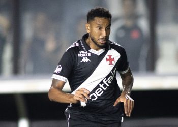 Médico do Vasco revela detalhes da cirurgia de Jair e projeta retorno após lesão no joelho
