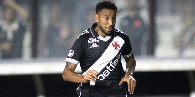 Médico do Vasco revela detalhes da cirurgia de Jair e projeta retorno após lesão no joelho