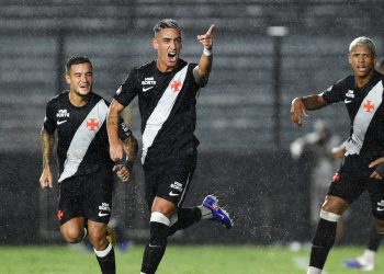 Puma Rodríguez lamenta empate do Vasco e contesta falta no gol da Chapecoense