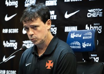 Torcida do Vasco protesta contra Diniz após derrota para o Bahia em São Januário