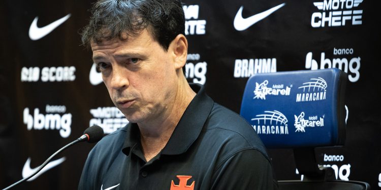 Torcida do Vasco protesta contra Diniz após derrota para o Bahia em São Januário