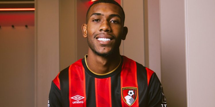 Andoni Iraola exalta Rayan e diz que “jogar pelo Vasco é sinônimo de pressão” após início promissor no Bournemouth