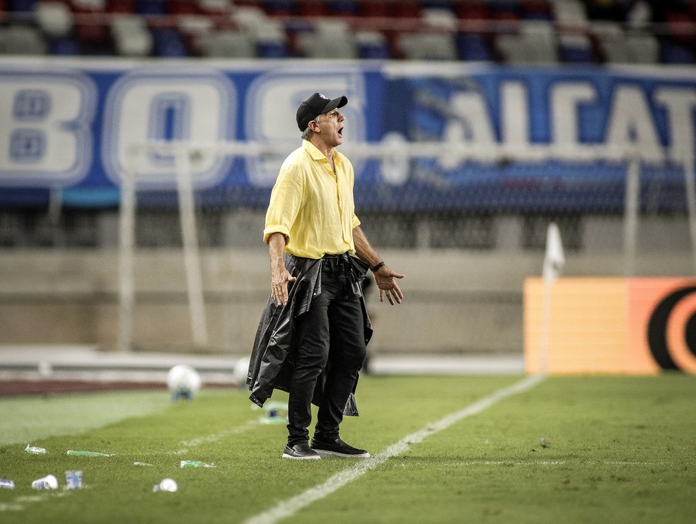 Renato exalta vitória do Vasco sob luto e detona anulação do VAR: “Futebol é esporte de contato”