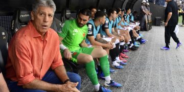Técnico do Vasco junto aos jogadores
