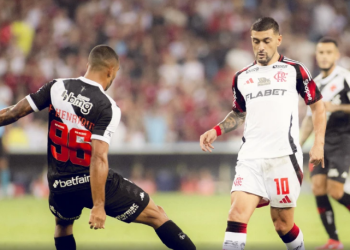 Paulo Henrique, do Vasco, e Arrascaeta, do Flamengo, em dipusta no clássico.