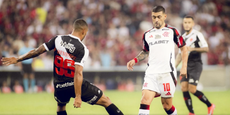 Paulo Henrique, do Vasco, e Arrascaeta, do Flamengo, em dipusta no clássico.