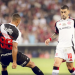 Paulo Henrique, do Vasco, e Arrascaeta, do Flamengo, em dipusta no clássico.
