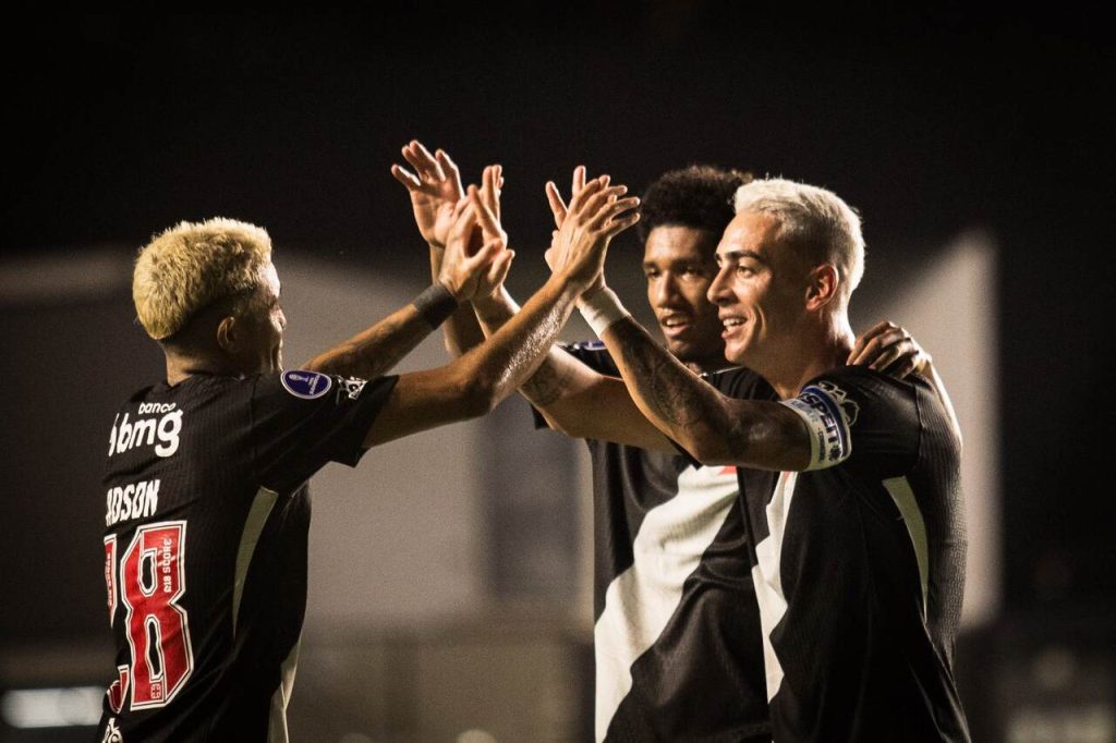 Jogadores do Vasco comemoram o primeiro gol da noite.