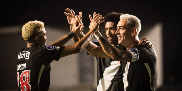 Jogadores do Vasco comemoram o primeiro gol da noite.