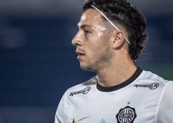 Sebastián Ferreira, ex-Vasco, com a camisa do Olimpia