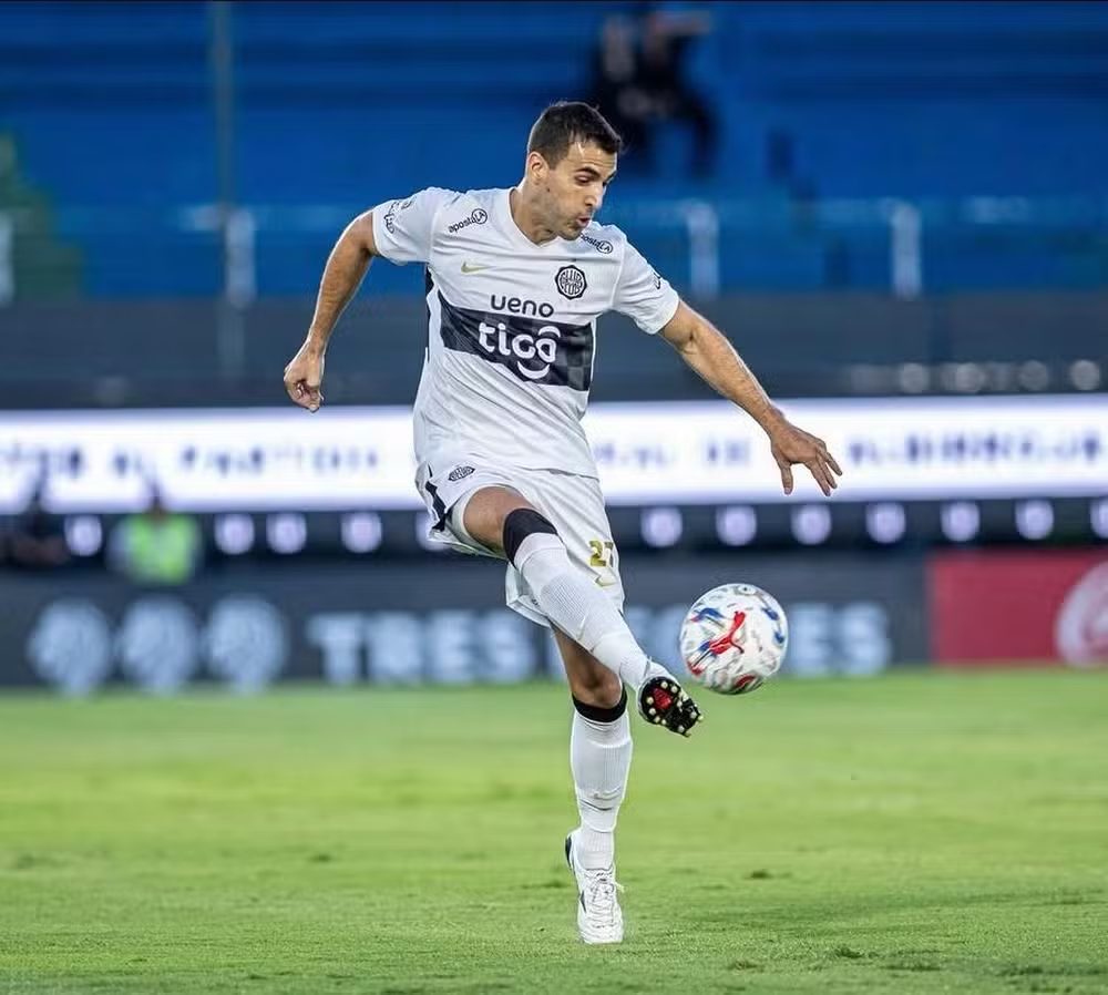 Raúl Cáceres com a camisa do Olimpia