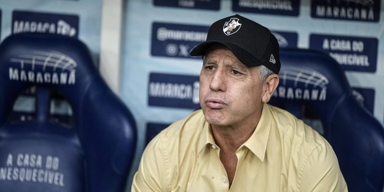 RJ - RIO DE JANEIRO - 03/05/2026 - BRASILEIRO A 2026, FLAMENGO X VASCO - Renato Gaucho tecnico do Vasco durante partida contra o Flamengo no estadio Maracana pelo campeonato Brasileiro A 2026.