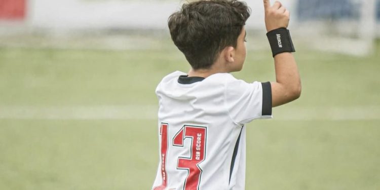 Atleta do sub-8 do Vasco entra em campo menos de uma semana após enterrar o pai