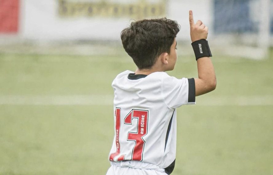 Atleta do sub-8 do Vasco entra em campo menos de uma semana após enterrar o pai