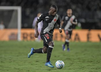 Marino ganha espaço no time do Vasco