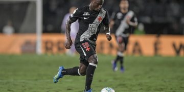 Marino ganha espaço no time do Vasco