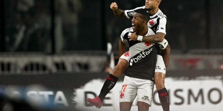 Coutinho e Rayan em seus tempos de Vasco
