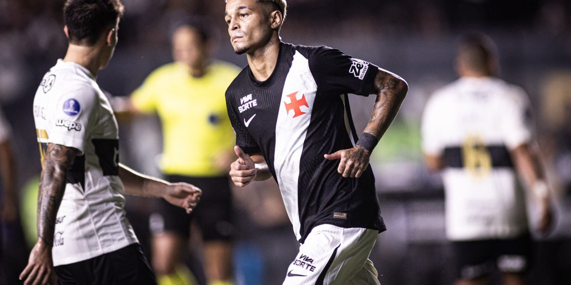 Adson comemora seu gol pelo Vasco